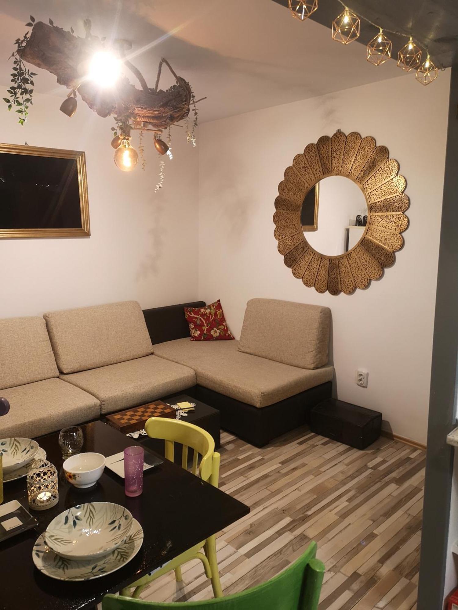 Little Modern Folk Apt Appartamento Vălenii de Munte Esterno foto